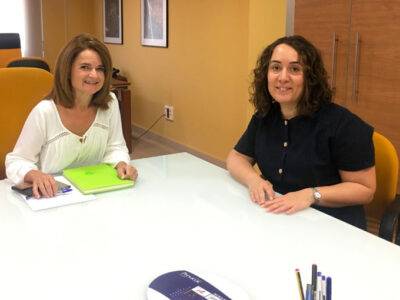 Glòria Tello va rebre tres lectors d'identificació d'animals que el Col·legi de Veterinaris de València va entregar a l'Ajuntament de la ciutat.