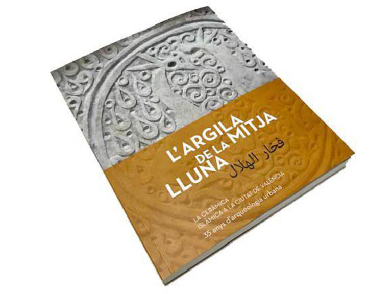 El Ayuntamiento ha presentado el catálogo de la exposición ‘L’Argila de la Mitja Luna’