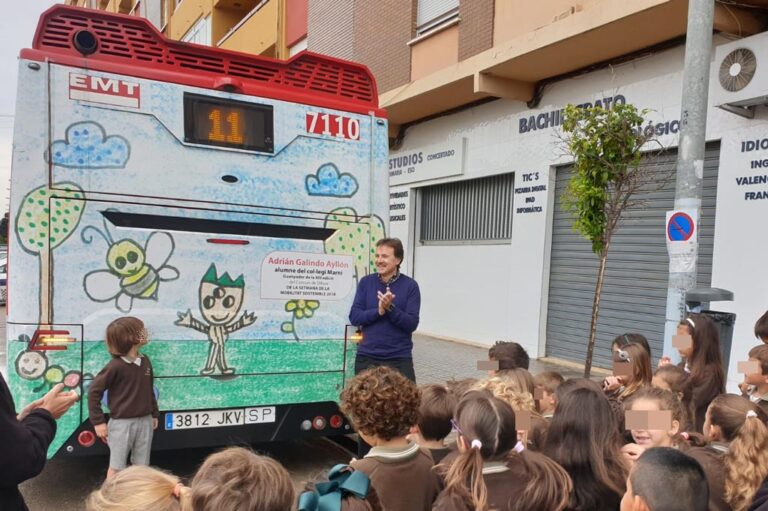 Un concurs escolar dibuixa l’exterior d’un autobús de l’EMT