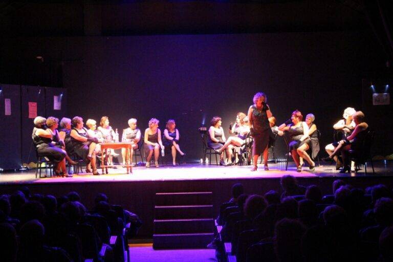 El grupo de mujeres de La Escuela Municipal de Teatro puso en escena la obra «Les xiques mandarina»