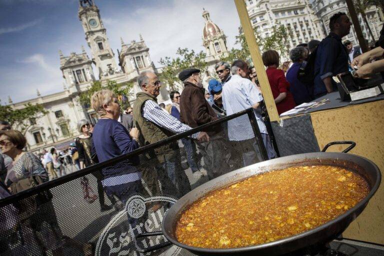 Tastarròs congregà més de 30.000 persones a la plaça de l'Ajuntament