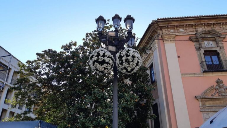 La Concejalía de Parques y Jardines adornó la plaza de la Virgen María a través de 10 rosetones blancos