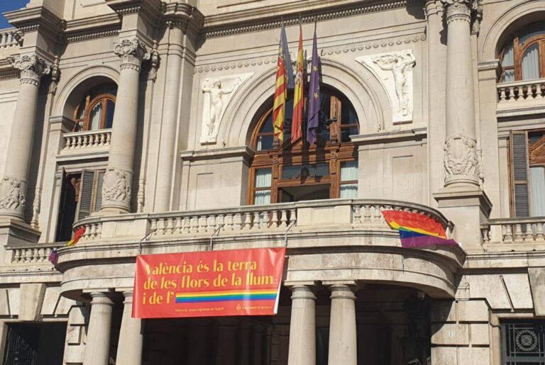 L’Ajuntament de València va exhibir una pancarta LGTB+