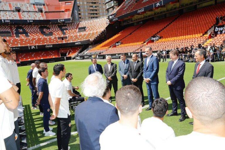 El Rey Felipe VI recibe en audiencia al Valencia CF por su centenario
