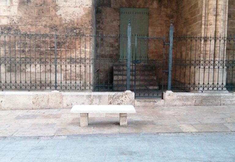 El Ayuntamiento de València repara el banco de piedra de las Torres de Serrans
