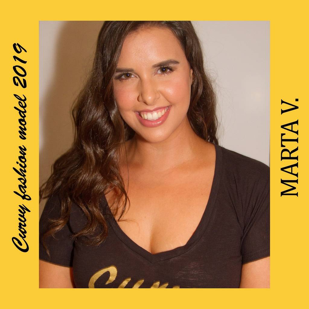 Curvy Fashion Model 2019