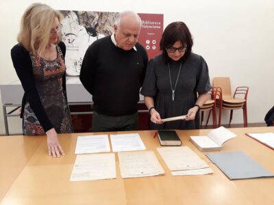 Rafael Solaz dona documents de Blasco Ibáñez a la Biblioteca Valenciana