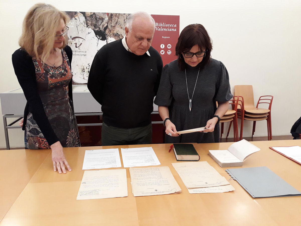 Rafael Solaz dona documents de Blasco Ibáñez a la Biblioteca Valenciana