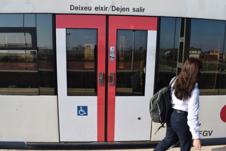 Metrovalencia hace accesibles las puertas de metros y tranvías