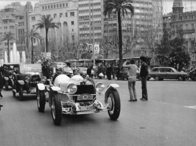 La Ronda Fallera de Cotxes de l’Antigor complix 50 anys