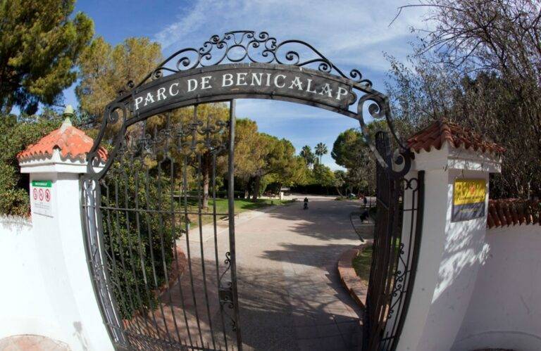 El servicio de apertura y cierre de los jardines sale a licitación