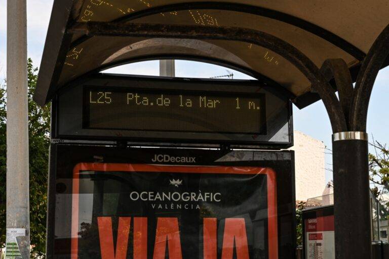 Dos paneles de tiempos de llegada de EMT para el Perellonet