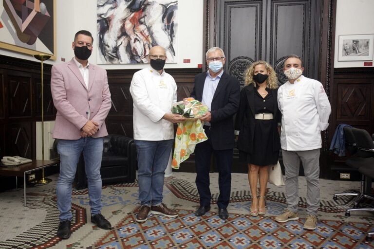 Panaderos y pasteleros entregan la mocadorà al alcalde