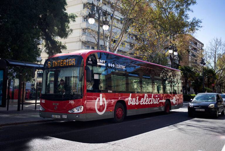EMT permite entrar nuevamente por la puerta delantera