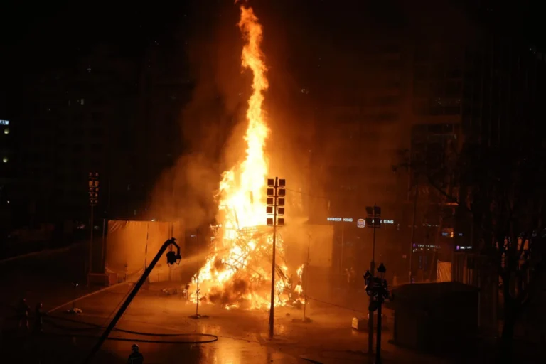 Una cremà pasada por agua para acabar las fallas 2022