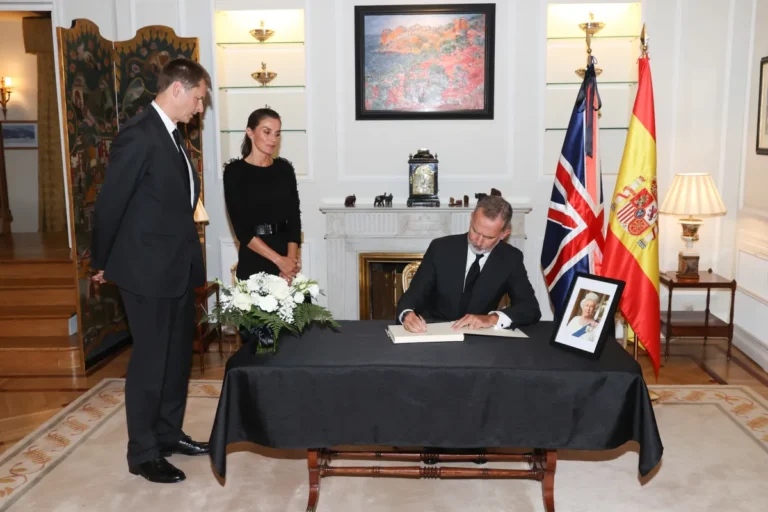 Los Reyes han firmado en el libro de condolencias por la muerte de Isabel II