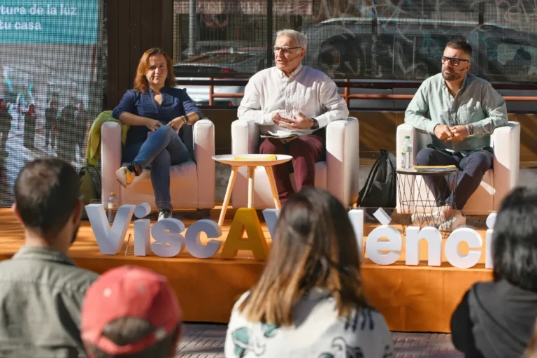 Ribó visita el barrio de Nou Moles y promete acelerar la finalización del polideportivo