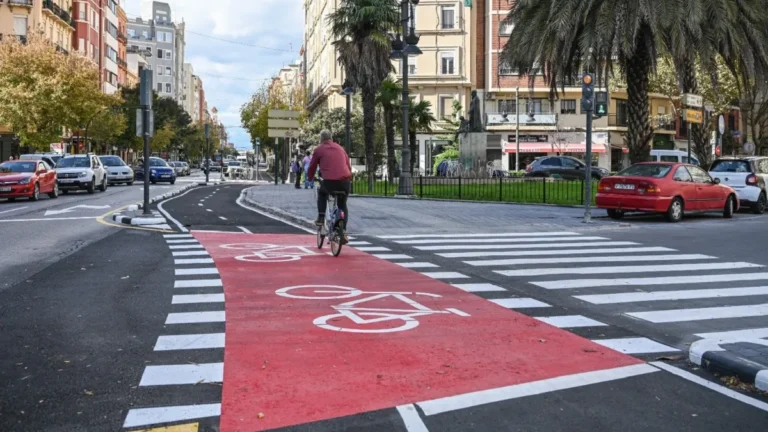 Entra en funcionamiento un nuevo tramo del carril bici de plaza de España hacia la avenida del Cid
