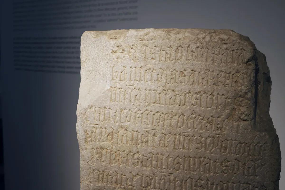 Esta mostra sobre la Casa de la Ciutat i el Bon Govern obri la nova Sala d'Exposicions de l'Ajuntament 9 làpida romana / lápida romana