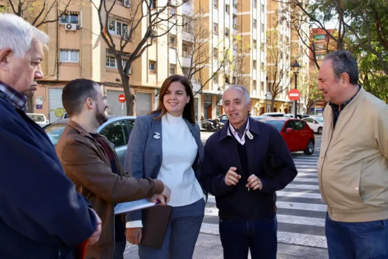 Sandra Gómez visita el barrio de San Isidro y anuncia una nueva plaza y un mejor acceso