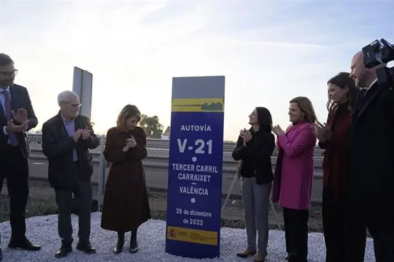 Carril Bus-VAO y terceros carriles en la autovía V-21 en la entrada norte de València