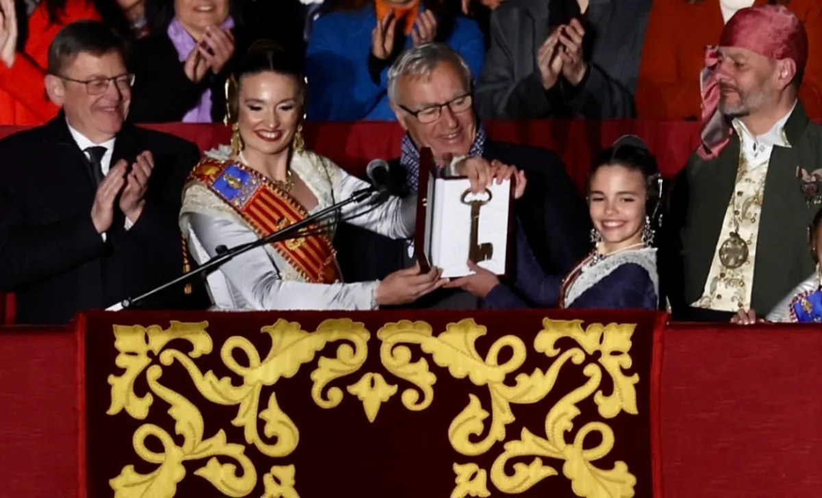 Las Falleras Mayores de València proclaman en la Crida 2023 que las Fallas "no entienden de fronteras, porque fallero o fallera se es de corazón, de pasión y de sentimiento" 5 Crida 2023, falleres Majors falleras Mayores