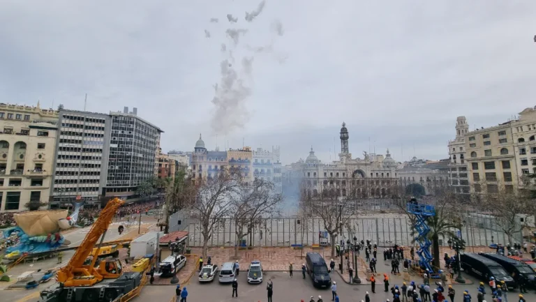 La Mascletà de les Serpentines, una explosió de color i so a la ciutat de València