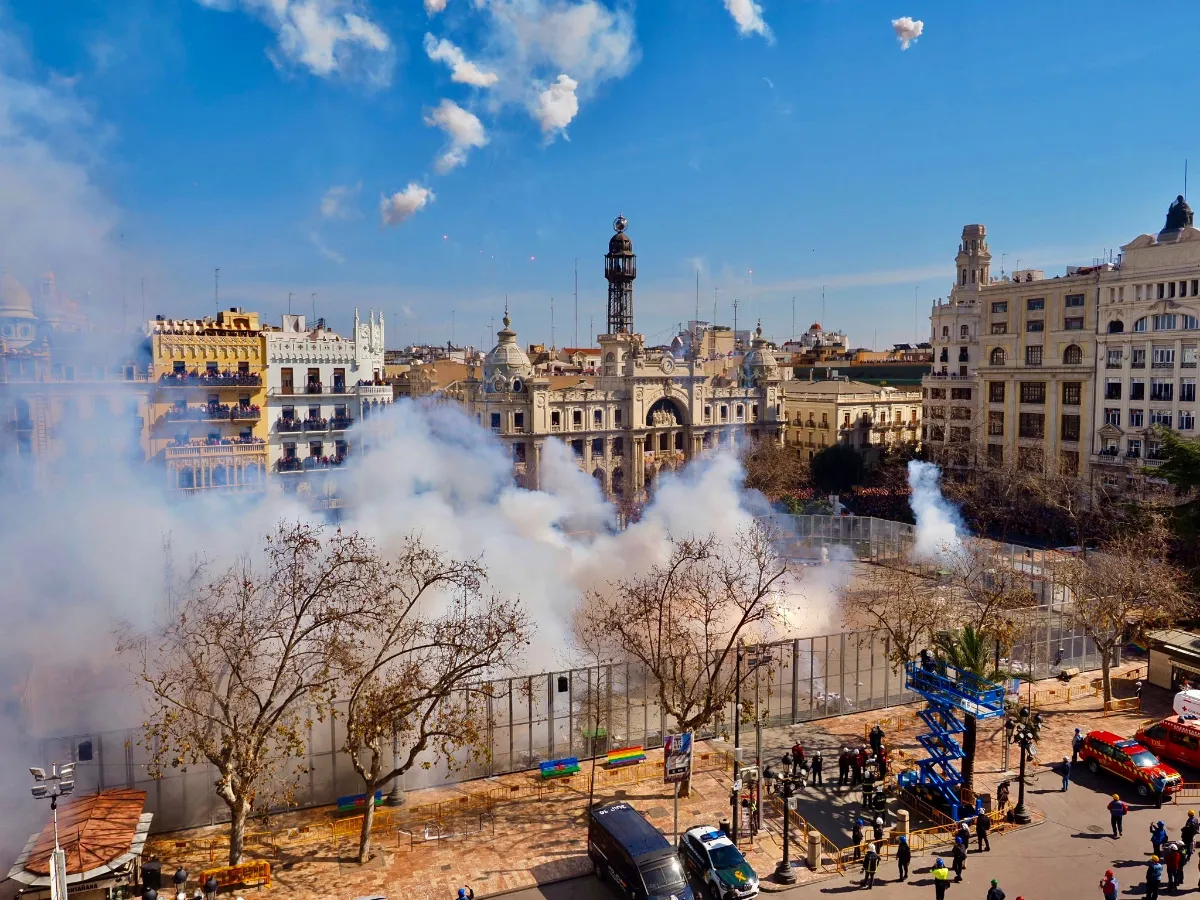 La Pirotècnia Pibierzo de Lleó impulsa una mascletà explosiva a la plaça de l'Ajuntament 6 Pirotècnia Pibierzo mascletà falles 2023 fallas 2023