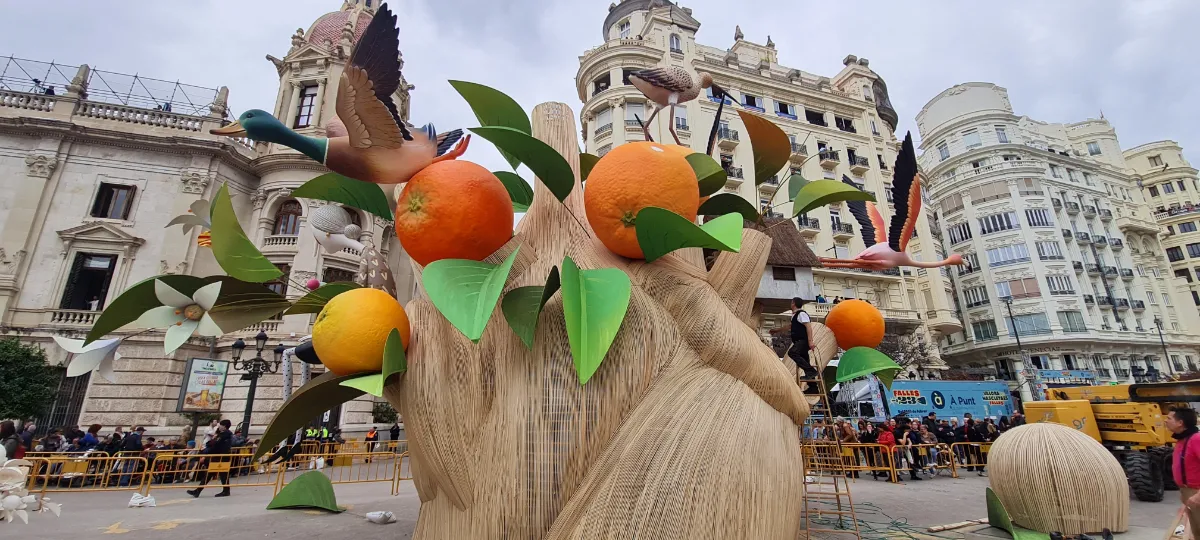 La falla gran municipal "Cardioversió valenciana" avança la seua plantà amb molt bona valoració del públic 6 falla gran municipal falla grande municipal
