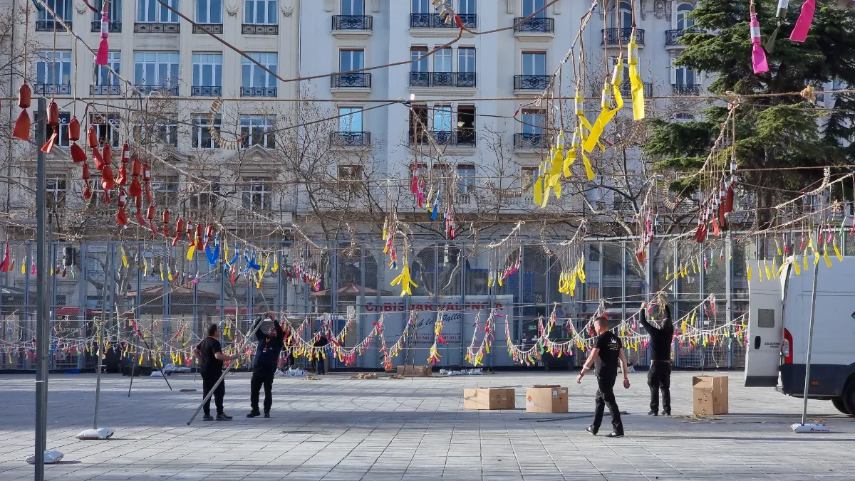 Mascletá clásica de 90 kilos de pólvora diseñada por Luis Brunchú y disparada por Pirotecnia Zaragozana con 21 personas heridas. 4 mascletà, Luis Brunchú, pirotècnia Saragossana, Plaza del Ajuntament, personalitats, ferides. Pirotecnia Zaragozana, Plaza del Ayuntamiento, personalidades, heridas