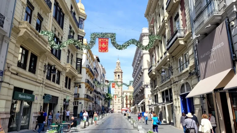 València decora els seus carrers per al Centenari de la Coronació de la Mare de Déu dels Desemparats que es complix este 2023