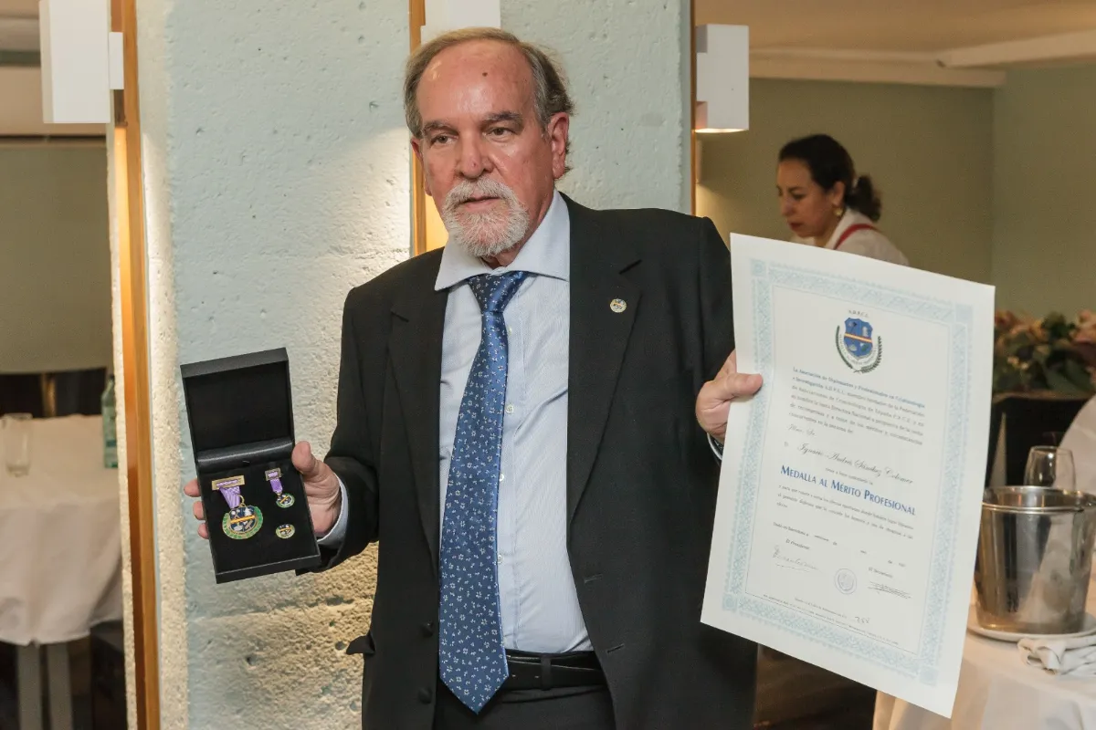 Medalla de Oro en criminología a Luis Timón Fernández. 1 Luis Timó Fernández, medalla d'or, medalla de oro