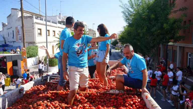 Carlos Mazón ha participado en la Tomatina de Buñol 2023