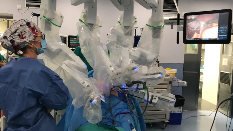 Cirurgia robòtica assistida, Cirugía robótica asistida