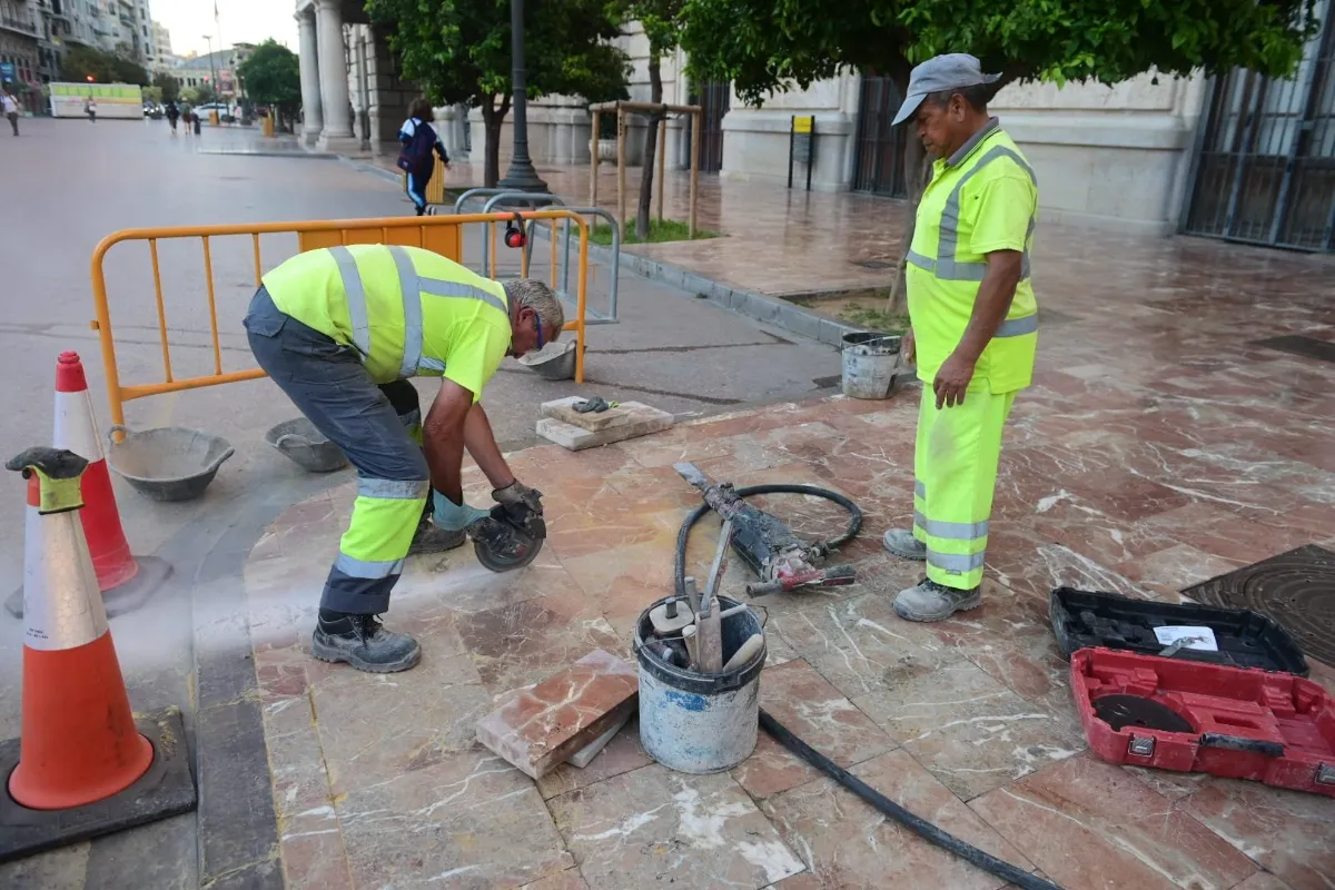 Català ejecuta la retirada del Monolito del 15-M de la plaza del Ayuntamiento de València 6 monolit 1