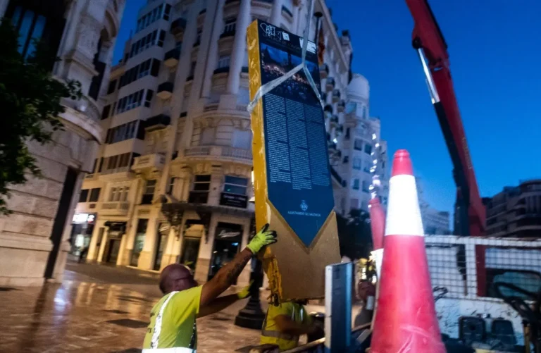 Català executa la retirada del Monòlit del 15-M de la plaça de l'Ajuntament de València