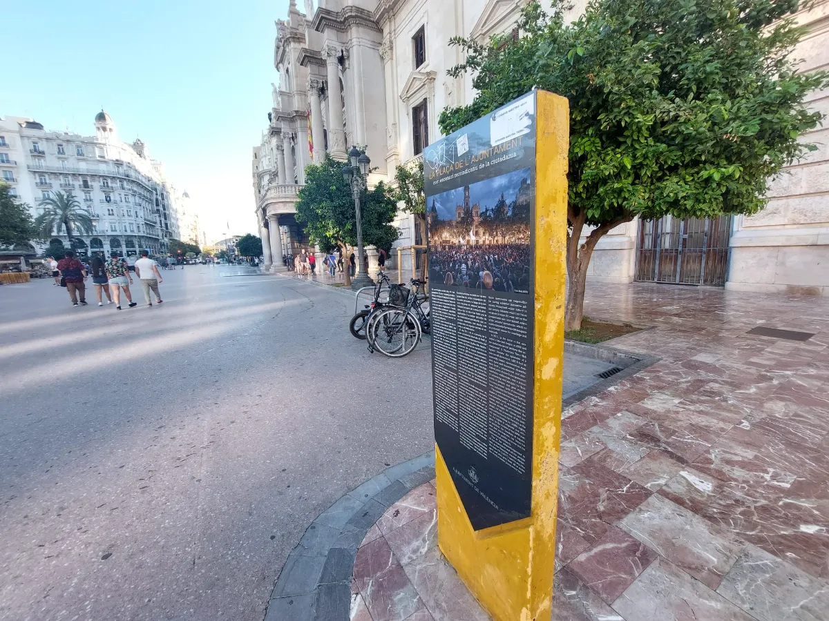 Català ejecuta la retirada del Monolito del 15-M de la plaza del Ayuntamiento de València 3 monolit 5