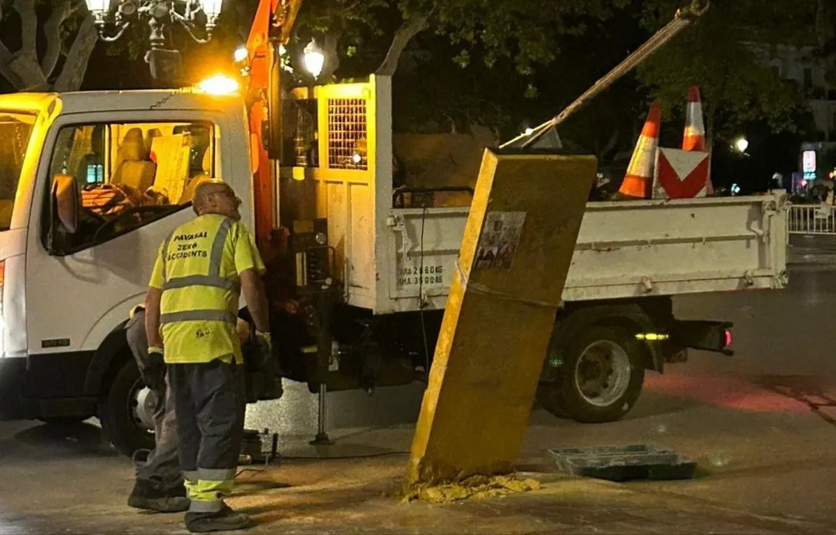 Català ejecuta la retirada del Monolito del 15-M de la plaza del Ayuntamiento de València 4 monolit 6
