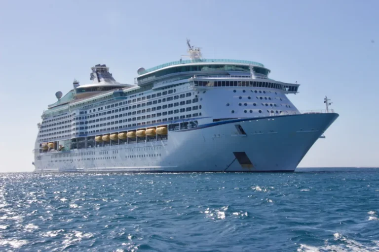 Compromís-Sumar exige reducir la entrada masiva de cruceros en los puertos: "Asfixian las ciudades y suponen un peligro para el medio ambiente"