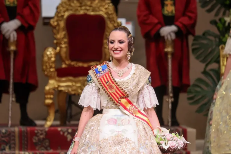 La exaltación de la Fallera Mayor de València 2024, María Estela Arlandis Ferrando: Una Noche Mágica y Llena de Emoción