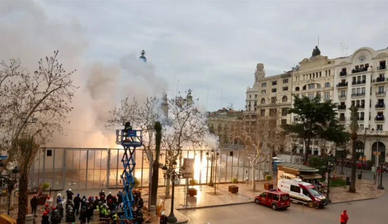 Mascletà del 4 de març de 2024: Tronant Xiulets i Tradició amb la Pirotècnia Camp del Túria