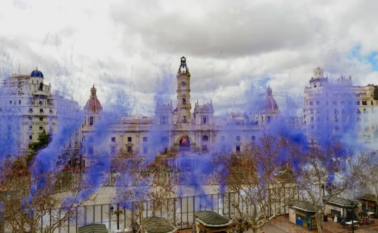 Mascletà del 8 de març: la plaça de l'Ajuntament de morat