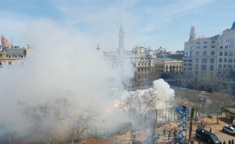 Mascletà del 17 de Marzo: Piroval y Caballer FX Triunfan con su Espectacular Propuesta Pirotécnica