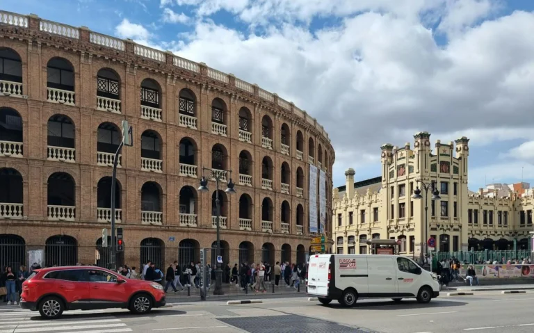 El PP rechaza la propuesta de Compromís para ceder entradas gratuitas a niños y niñas en espectáculos culturales mientras regala entradas a la infancia para los toros