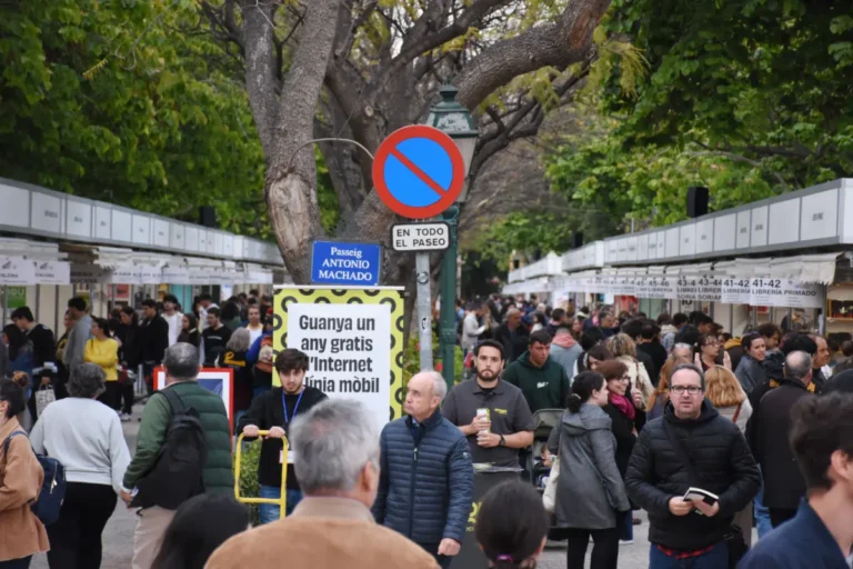 Una Feria de Récord, una Feria de Colas: La Feria del Libro de Valencia 2024