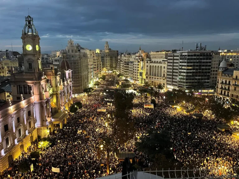 Una multitudinària manifestació demana la dimissió de Mazón: el clam d’una València inundada per la DANA i la polèmica