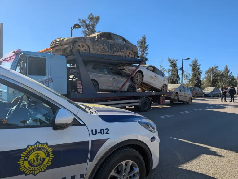 Retirada de vehicles afectats per la DANA a les pedanies del sud de València (vora 3.000)
