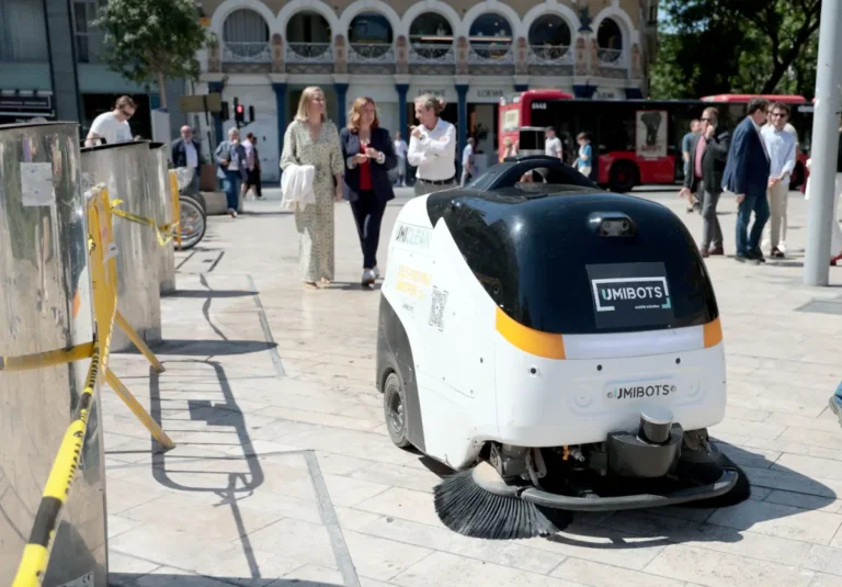 València prueba el primer robot autónomo que limpia 4.000 m² en una hora con inteligencia artificial