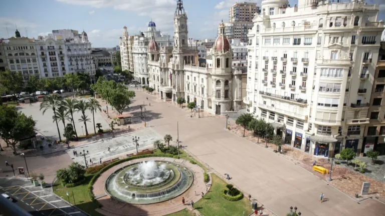 La plaza del Ayuntamiento de València se remodelará por fases con un presupuesto ajustado