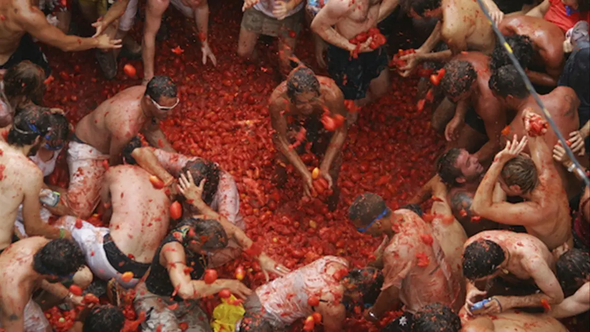 "Tomaterapia" en Buñol: La Tomatina de 2025, en directo por À Punt